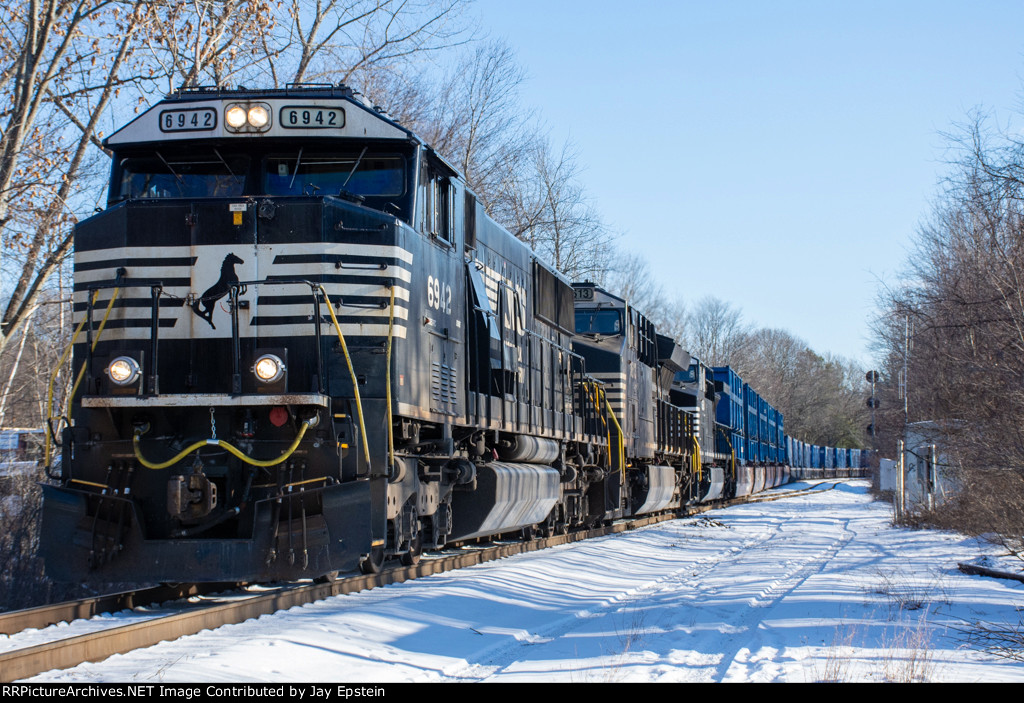 NS 6942 leads 265 west at CPF-346 